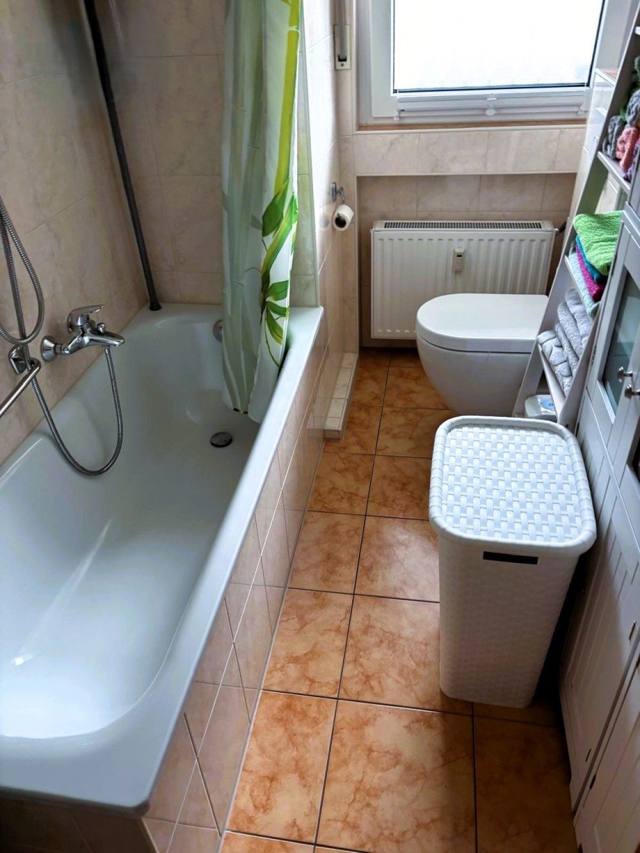 Wannenbad rechts � Mehrfamilienhaus Essen