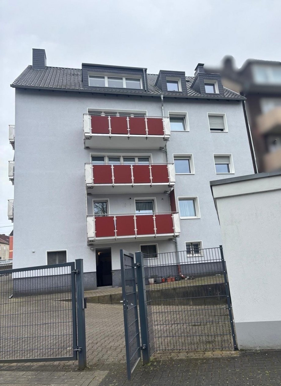 R�ckansicht vom Garagenhof Mehrfamilienhaus Essen